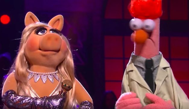 Kermit The Frog Gets Roasted By Miss Piggy In A Rap Battle When The Muppets Appear On ‘Drop The Mic’