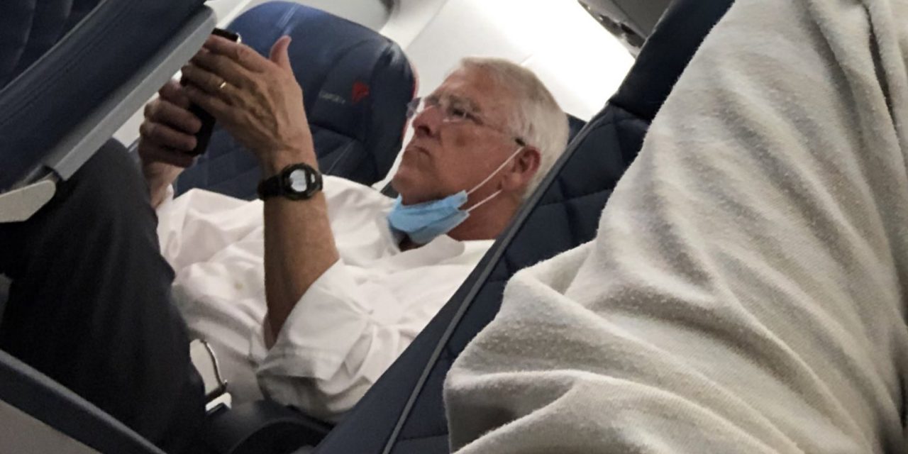 Citizen exposes GOP senator for not wearing mask on plane