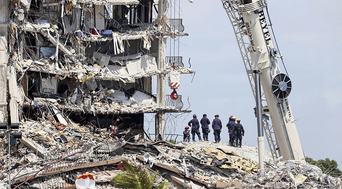 Families of the missing visit site of Florida condo collapse